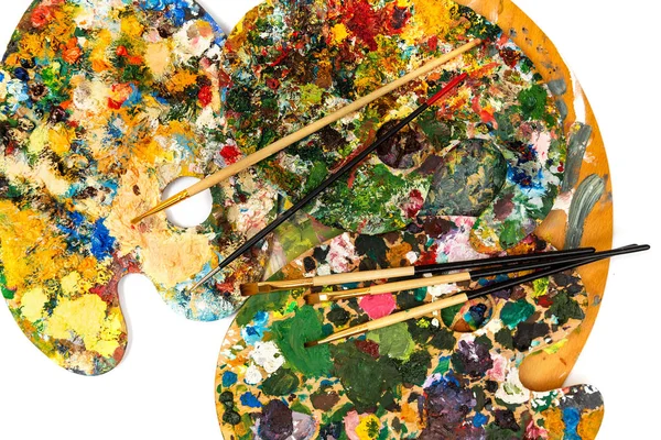 Palette avec peintures colorées. Palette de peinture à l'huile colorée avec un pinceau atteignant. Brosses à peinture et peintures pour dessin. tulipe sur fond blanc — Photo