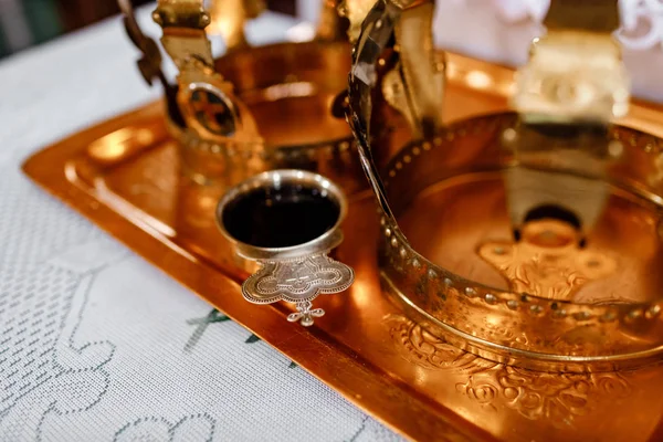 와인, 교회에서의 결혼식 전에 잔 안에 있는 신의 피. 하나님의 성찬 — 스톡 사진