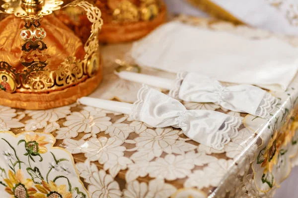 Bovenaanzicht van kaarsen, voordat de ceremonie van het huwelijk in de kerk. Goddelijke Liturgie — Stockfoto