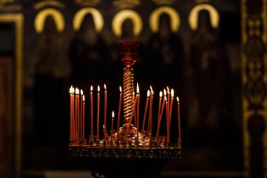Üzerinde büyük bir kilise bakır şamdan küçük bir mum yaktım. Ortodoks Christian Church. Din