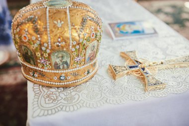 Düğün törenine Ortodoks Kilisesi. Altın taç düğün töreninde. Kutsal su