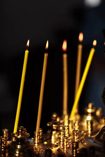 En una gran iglesia vela de cobre encendió una pequeña vela. Iglesia Cristiana Ortodoxa. Religión — Foto de Stock