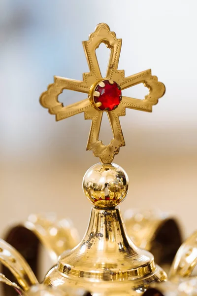 Zlaté svatební korunky s drahými kameny, ležící na stole v kostele — Stock fotografie