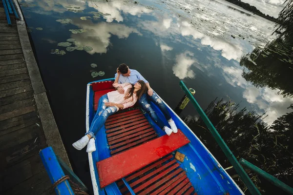 Mavi bir tekne sürme bir gölde bir çift. romantizm. duygusal bir çift. komik ve aşık — Stok fotoğraf