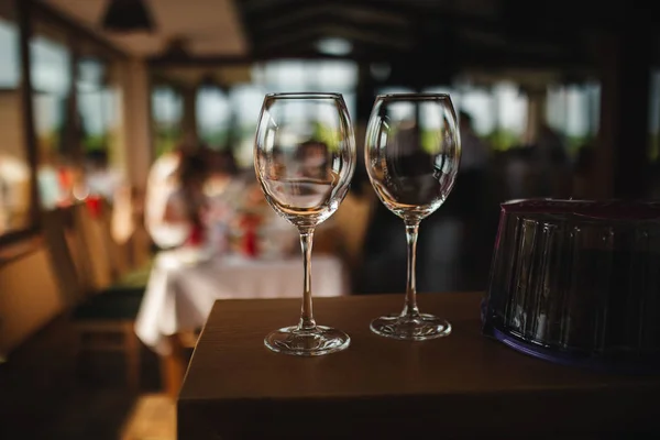 Zwei Glasgläser unter dem Wein im Hintergrund des Restaurants. Seitenansicht — Stockfoto