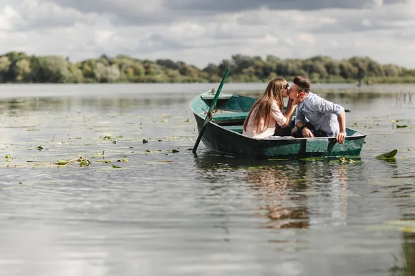 Sadece rahatlatıcı. Güzel genç bir tekne kürek süre zevk romantik Tarih Çift. Sevgi dolu bir çift yeşil bir tekne sürme sırasında bir gölde dinlenme. romantizm. — Stok fotoğraf