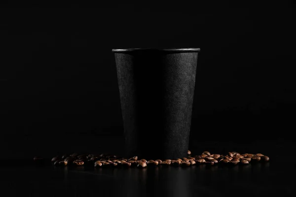 Czarne szkło kawy. Kawa jest rozrzucone na ciemnym tle. Widok z boku — Zdjęcie stockowe