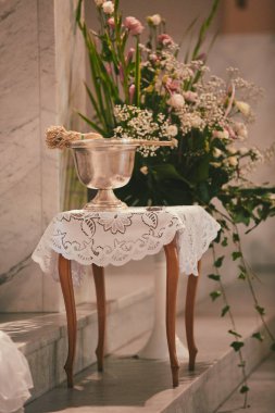 Katolik Kilisesi içinde altın kutsal su fıskiye. yağmurlama kilise için Araçlar