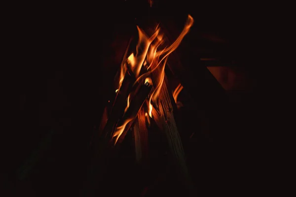 Brandende vuur op een donkere achtergrond. Brand vlam warmte branden abstracte gestructureerde achtergrond. — Stockfoto