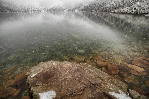 Lago de montaña en invierno. Morske Oko. Polonia — Foto de Stock