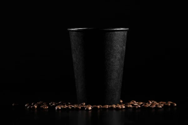 Czarny papier szkło na czarnym tle. ziarna kawy na ciemnym tle. Dzień dobry — Zdjęcie stockowe