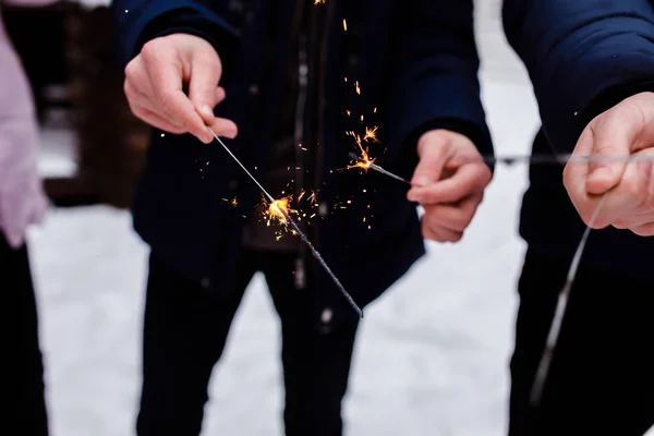 Les gens brûlent les lumières du Bengale. Fond scintillant. Noël et Nouvel An scintillant fond de vacances . — Photo