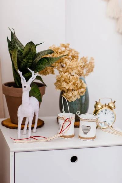 Decoração de Natal na mesa. Humor de inverno, decoração de férias . — Fotografia de Stock