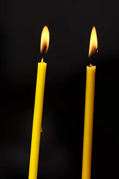 Burning candle on black background. Candle light. The flame of candle light. — Stock Photo, Image