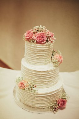 Düğün pastası masanın üzerinde. Güzel renkli tatlı düğün pasta Cupcake desenli Closeup görüntü etkinlik alanı