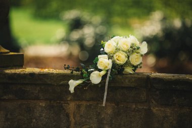 güzel düğün buketi. Şık düğün buketi gelin pembe Gül, beyaz Karanfil ve yeşil çiçekler. Yan görünümü. Dekor düğün.