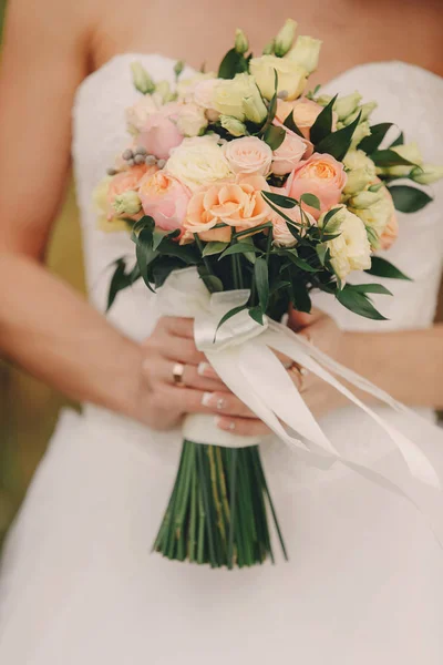 Lindo buquê de casamento. Noiva de buquê de casamento elegante de rosas rosa, cravo branco e flores verdes. Vista lateral. Decoração de casamento . — Fotografia de Stock