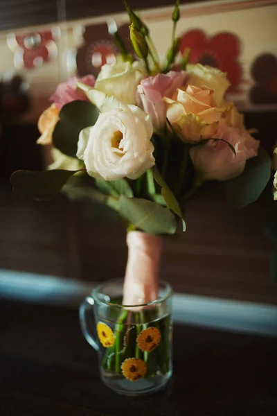Lindo buquê de casamento. Noiva de buquê de casamento elegante de rosas rosa, cravo branco e flores verdes. Vista lateral. Decoração de casamento . — Fotografia de Stock
