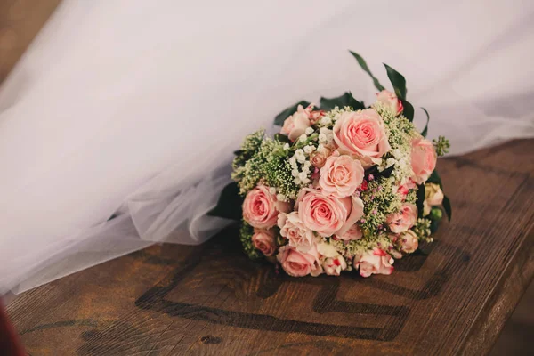 Lindo buquê de casamento. Noiva de buquê de casamento elegante de rosas rosa, cravo branco e flores verdes. Vista lateral. Decoração de casamento . — Fotografia de Stock