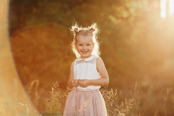 Kinderporträt eines Mädchens. schönes Mädchen bei Sonnenuntergang — Stockfoto