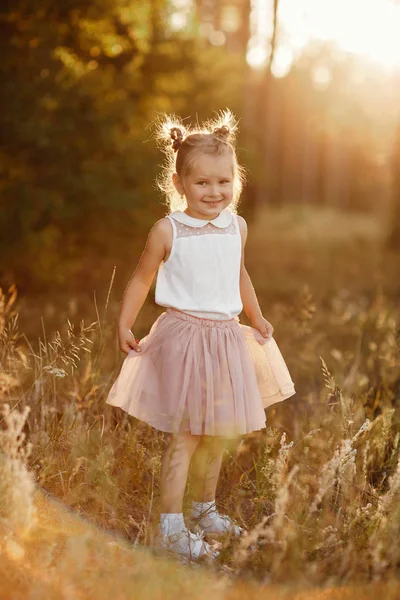 Retrato infantil de uma menina. menina bonita ao pôr do sol — Fotografia de Stock