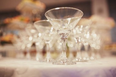 Piramit alkollü içecekler ile gözlük. masada gözlük