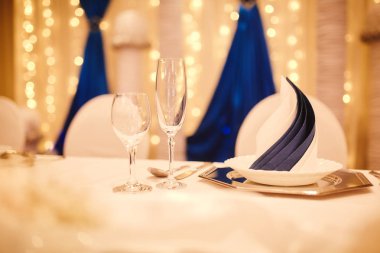 Etkinlik için zarif bir şekilde dekore edilmiş masa ayarı. yemekler, şarap gözlükleri