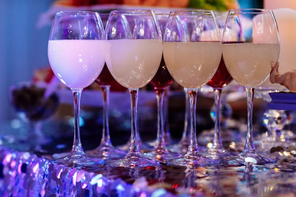 Muchas copas de vino en una mesa. Vasos con vino. Lleno de la mitad y de pie en la mesa de vacaciones. Furshet. enfoque selectivo —  Fotos de Stock