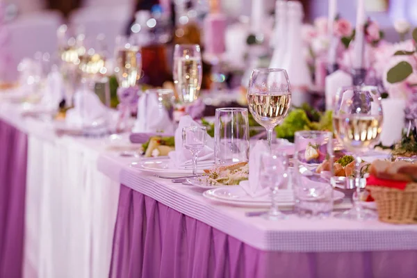 Mesa definida para uma festa de evento ou recepção de casamento. Cenário da mesa de casamento. copos de vinho — Fotografia de Stock