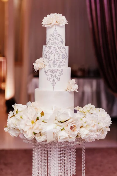 Gâteau de mariage blanc aux fleurs et aux bleuets. Style vintage pour les mariages . — Photo