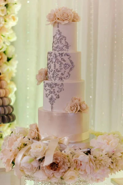 Bílý svatební dort s květinami a borůvkami. Ročník svatby. — Stock fotografie