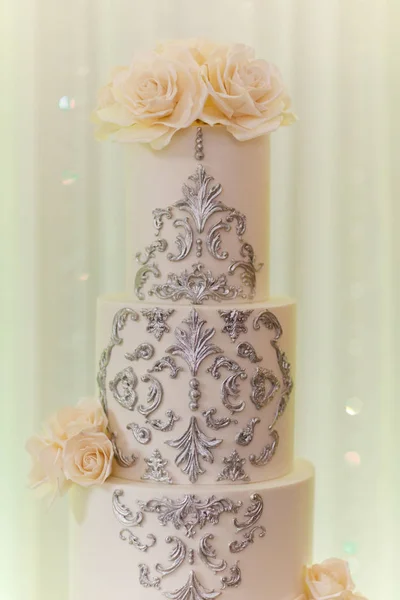 Tarta de boda blanca con flores y arándanos. Estilo vintage para bodas . — Foto de Stock