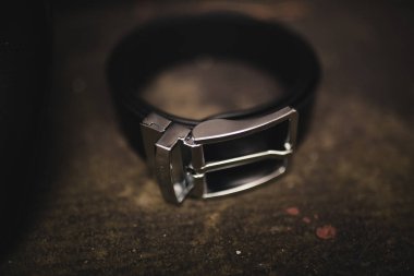 pantolon için erkek siyah üniforma. siyah deri kemer. çelik metal toka ile ahşap arka planda moda deri kemer