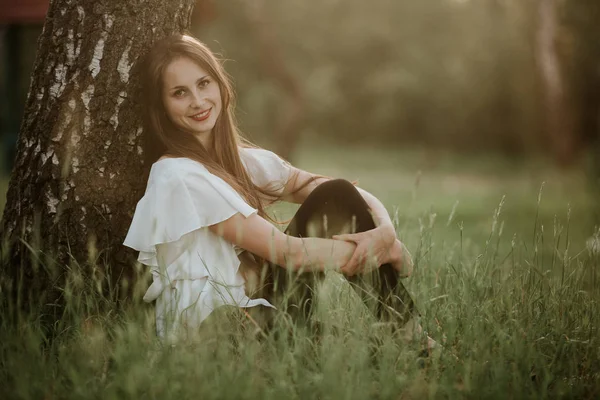 Szép fiatal kaukázusi nő iszik elviel kávét parkban ősszel. Csinos lány pulóvert szabadban ősszel mosolyogva. — Stock Fotó