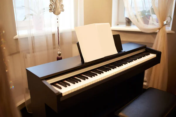 古代の家の古いピアノ。客室は高齢者スタイルです。家のインテリア. — ストック写真