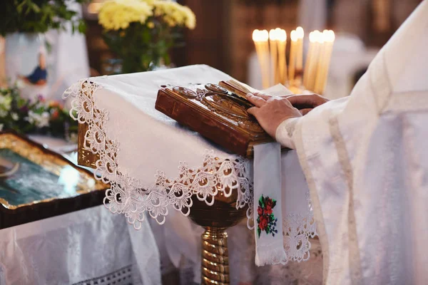 Bijbel op altaar tabel. Geloof en religie concept. Prediking achtergrond. Kerkinterieur. Het tafel concept van de heer. Heilige feestdagen en kerst concept. Christendom traditie. — Stockfoto