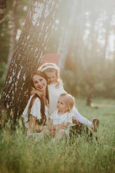 Bonne mère et deux filles dans le parc. Beauté scène de nature avec style de vie familial en plein air. famille ensemble — Photo