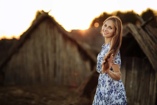 Hermosa mujer joven al aire libre retrato. Retrato de una hermosa chica contra una casa en un árbol . — Foto de Stock