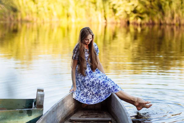 Életmód portréja fiatal szép nőt ülve motorcsónakban. lány szórakozik a hajón a vízen. A lány ül egy hajón a tóban — Stock Fotó