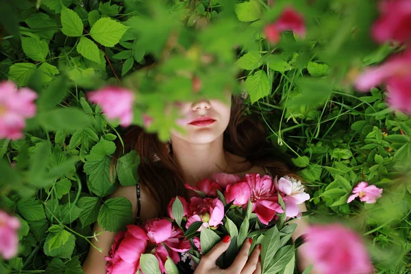 Strauß von Pfingstrose. stilvolles Modefoto der schönen jungen Frau liegt inmitten von Pfingstrosen. Feiertage und Veranstaltungen. Valentinstag. Frühlingsblüte. Sommersaison — Stockfoto