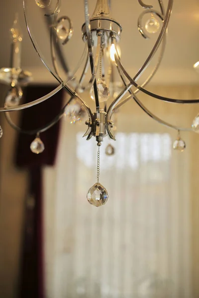 Крупным планом на кристалле современной люстры является разветвленная декоративная светильник, предназначенная для установки на потолках или стенах. винтажная люстра . — стоковое фото