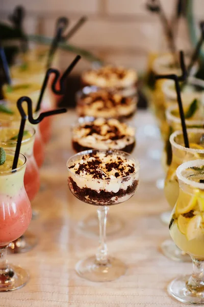 Traditionele Italiaanse dessert tiramisu in een glas. bruiloft dessert voor de feestdagen. — Stockfoto