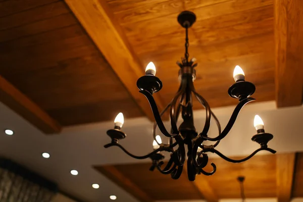 Современная люстра - это разветвленная декоративная светильник, предназначенная для установки на потолках или стенах. Винтажная люстра. домашний интерьер — стоковое фото