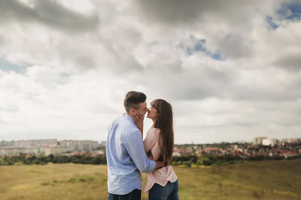 Junges Paar im Freien Porträt. schönes hübsches Mädchen küsst gutaussehenden Jungen. Sinnliches Foto. — Stockfoto