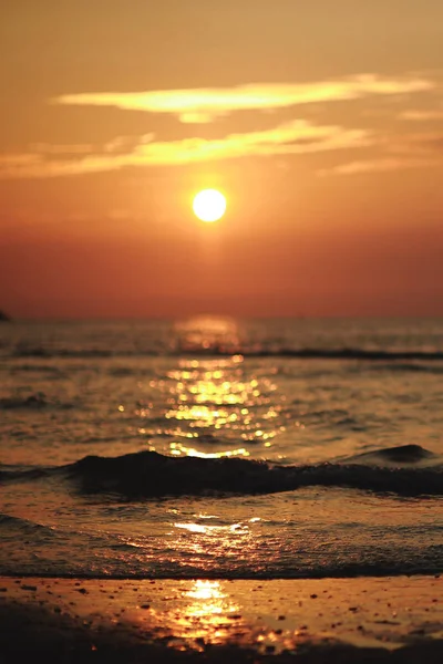 Belo pôr-do-sol laranja brilhante na praia, nenhuma imagem de filtro. vista inacreditável com pôr do sol do mar do Norte . — Fotografia de Stock