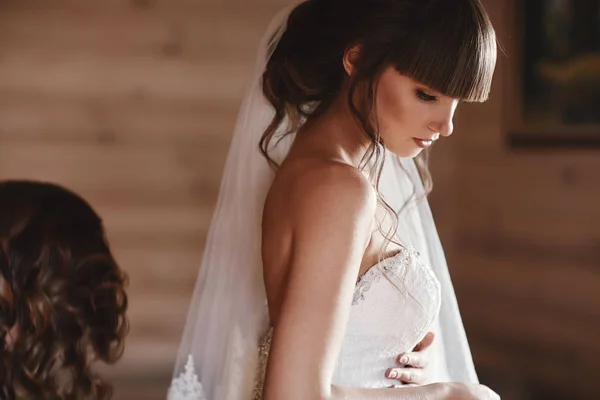 Ritratto di una bella giovane donna. Trucco e acconciatura in sposa. Chiudete. La mattina del matrimonio. Dolce, tenera emozione sul viso — Foto Stock