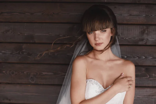 Retrato de uma bela jovem. Maquiagem e penteado na noiva. Fecha. Manhã de casamento. Gentil, Emoção suave no rosto — Fotografia de Stock