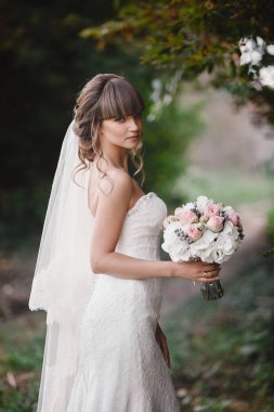 Güzel genç gülümseyen gelin pembe güller ile büyük düğün bukettutar. Pembe ve yeşil tonlarda düğün. düğün günü.