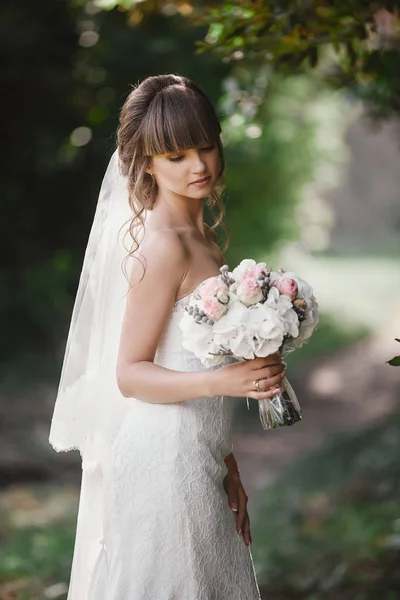 Bela noiva sorridente jovem mantém grande buquê de casamento com rosas rosa. Casamento em tons rosados e verdes. dia do casamento . — Fotografia de Stock