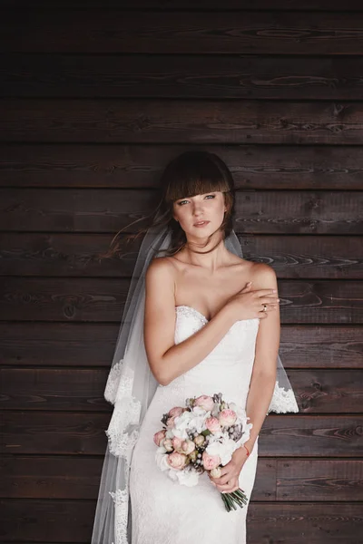 Bela noiva sorridente jovem mantém grande buquê de casamento com rosas rosa. Casamento em tons rosados e verdes. dia do casamento . — Fotografia de Stock